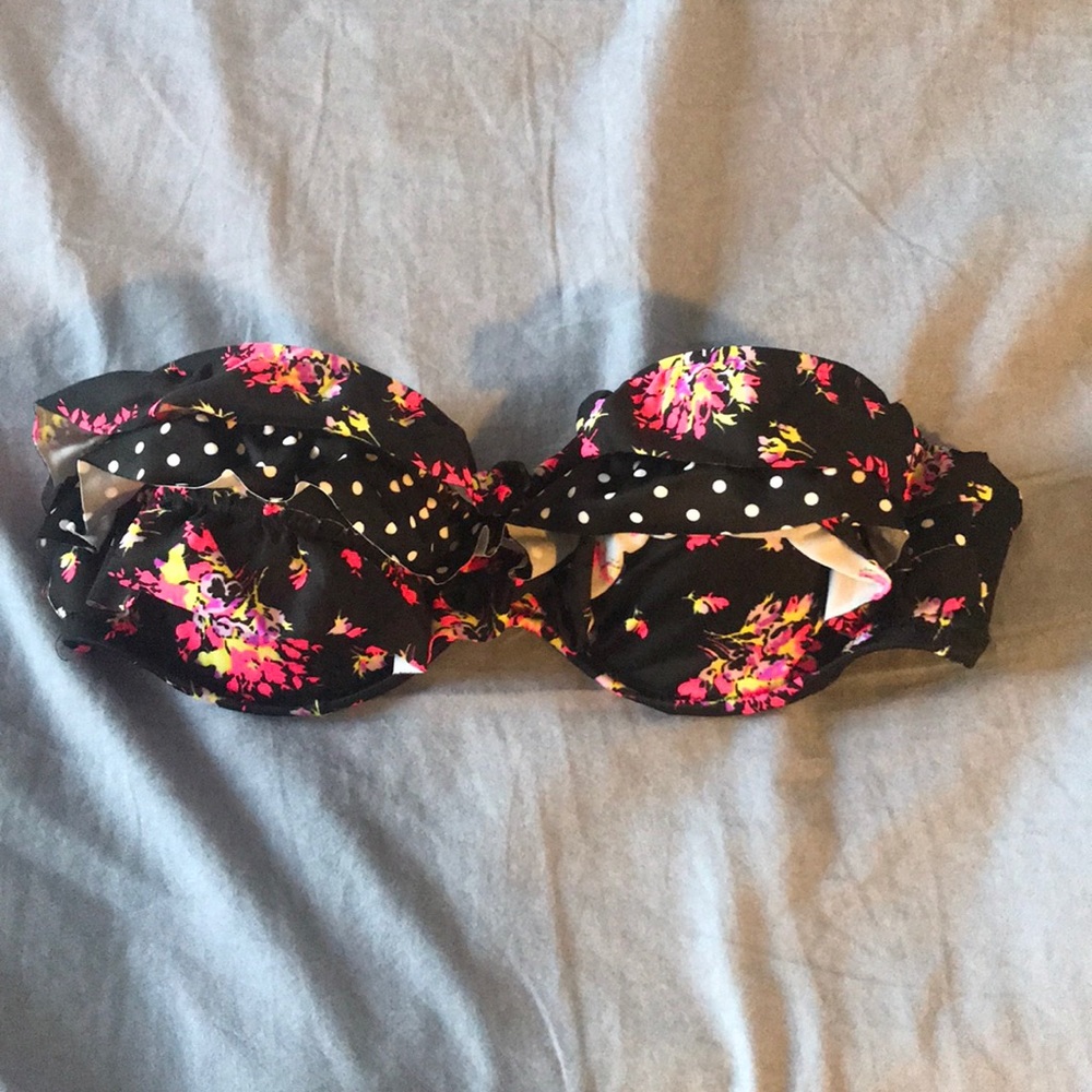 Strapless Victoria secret swim suit top. Size 32B.